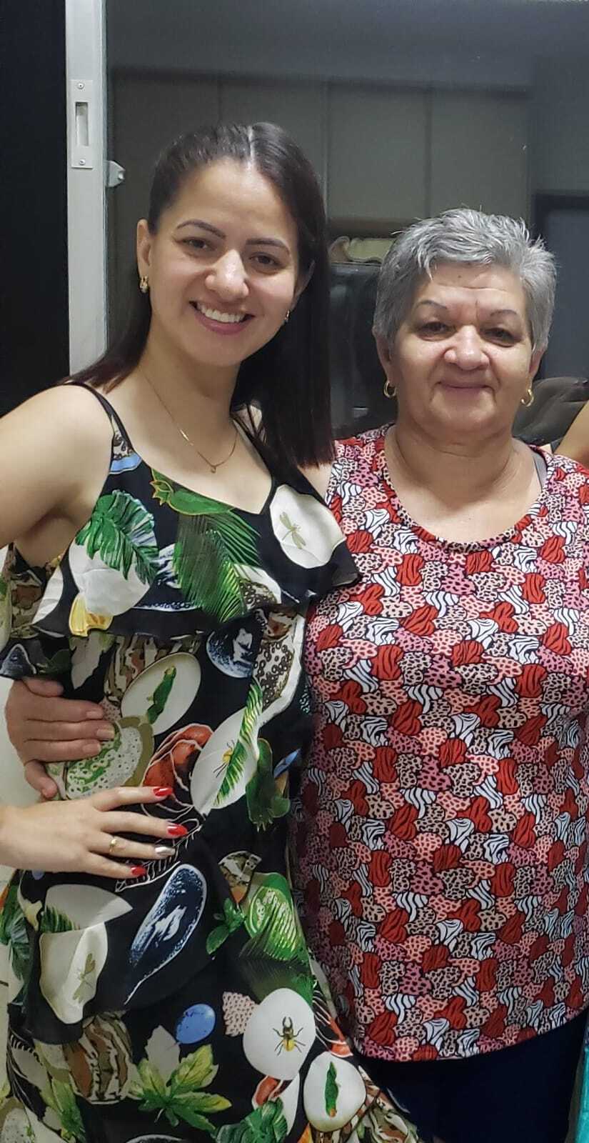 Imagem de uma mulher com sua Mãe felizes.